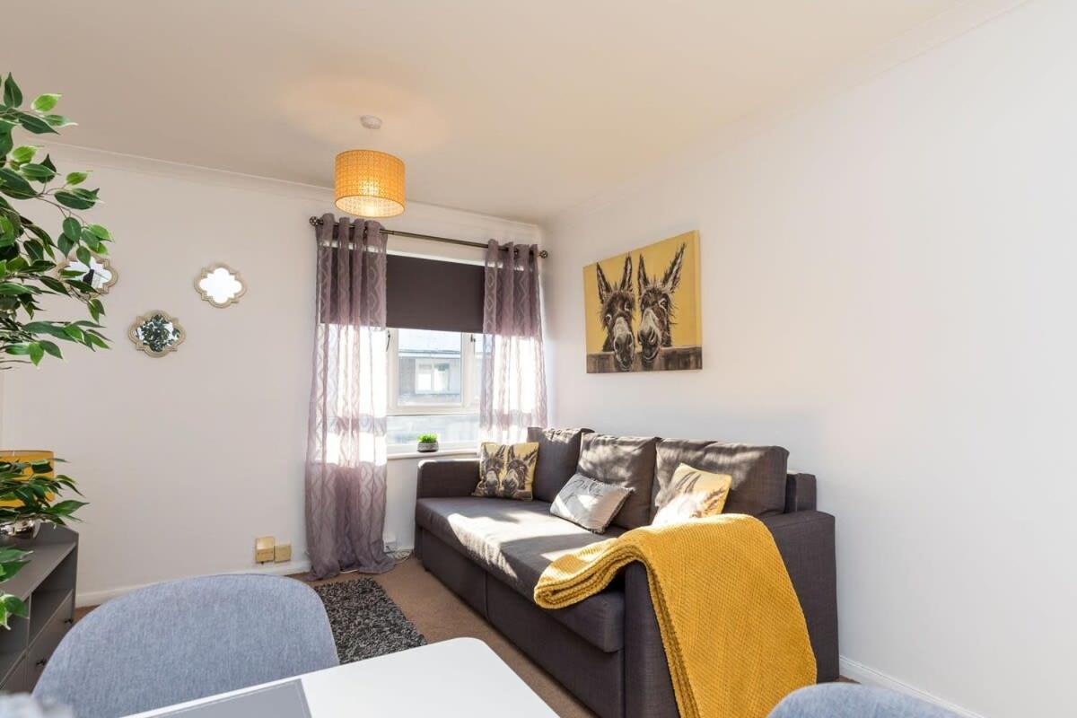Villa 19A The Broadwalk - Cozy 1Br In The Heart Of Crawley Near Gatwick Airport Great For Contractors And Flight Crew Students Exterior foto
