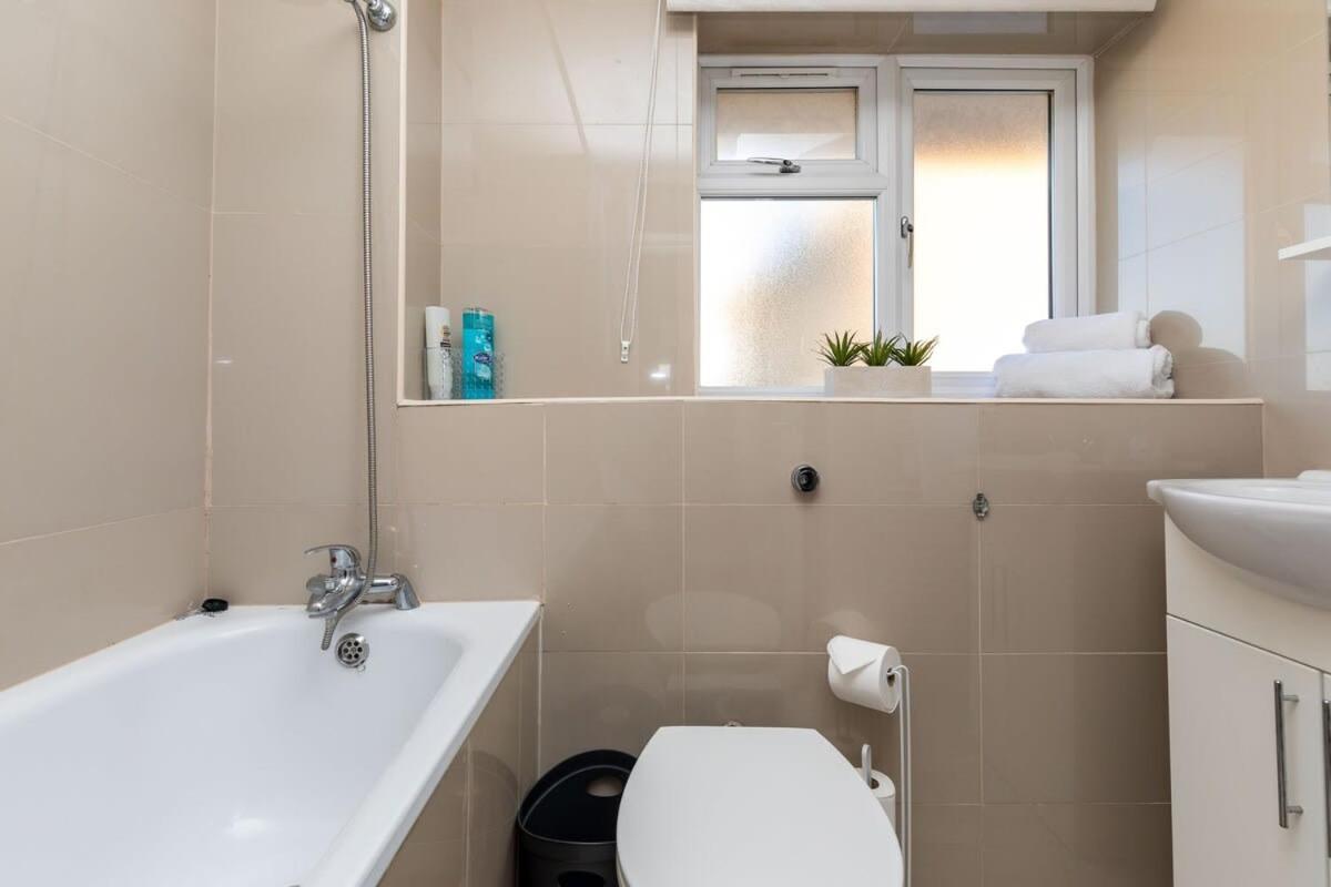 Villa 19A The Broadwalk - Cozy 1Br In The Heart Of Crawley Near Gatwick Airport Great For Contractors And Flight Crew Students Exterior foto