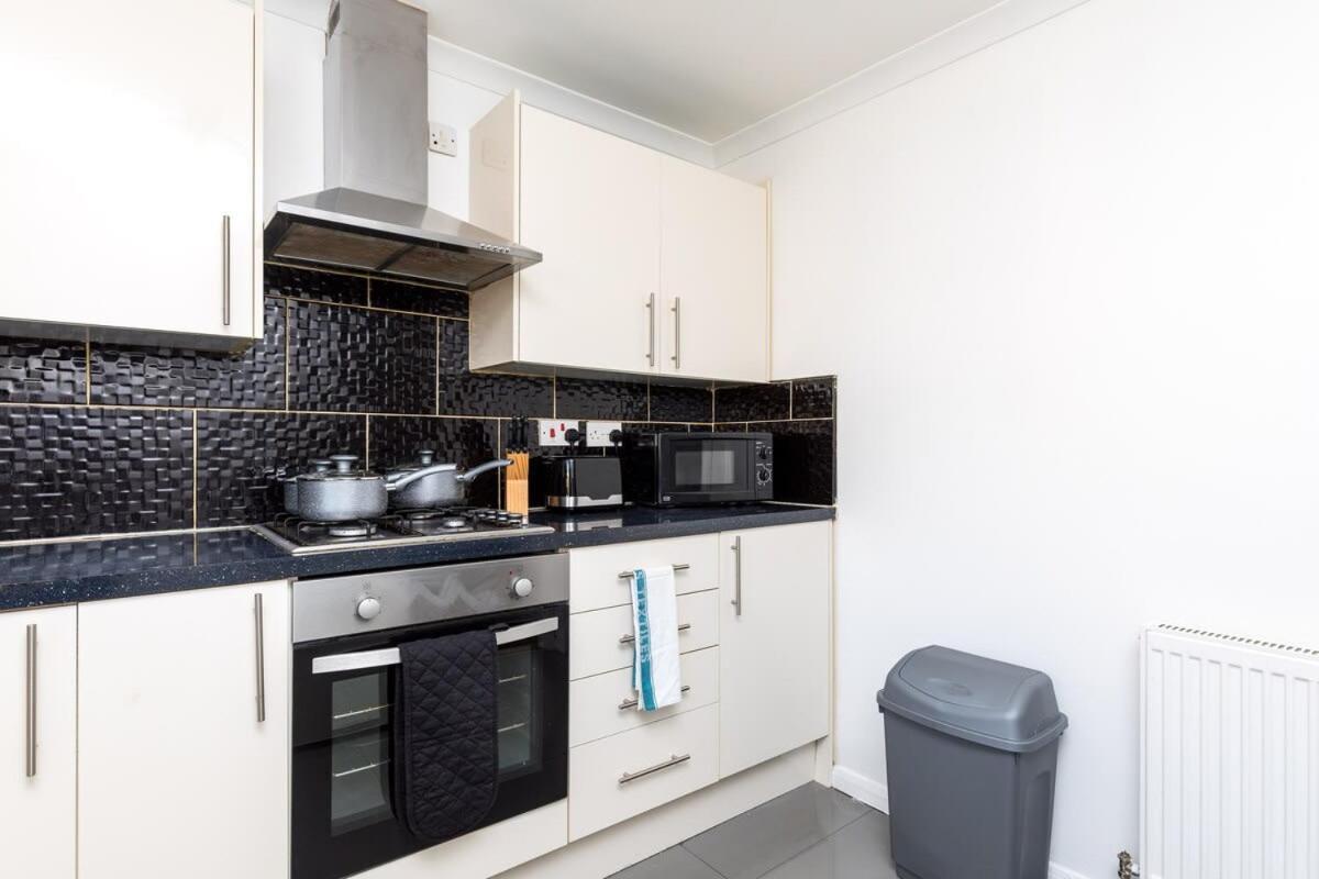 Villa 19A The Broadwalk - Cozy 1Br In The Heart Of Crawley Near Gatwick Airport Great For Contractors And Flight Crew Students Exterior foto