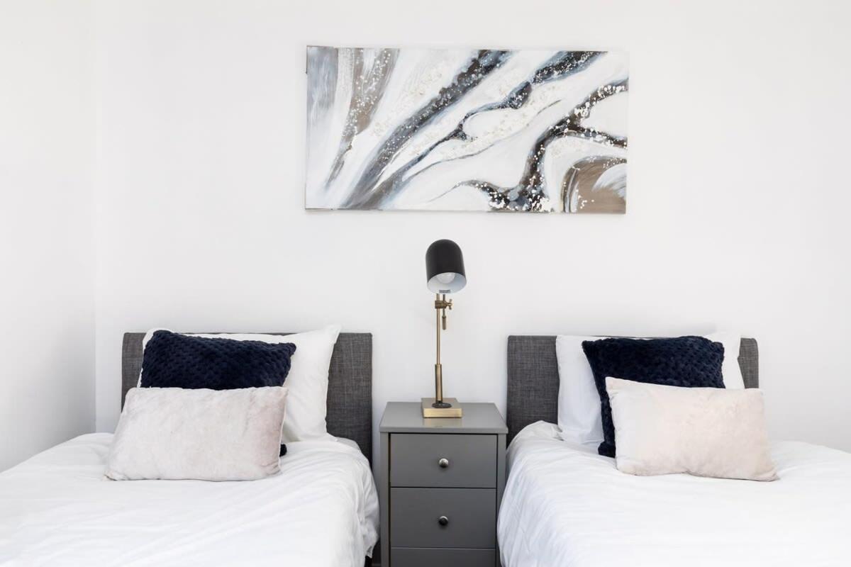 Villa 19A The Broadwalk - Cozy 1Br In The Heart Of Crawley Near Gatwick Airport Great For Contractors And Flight Crew Students Exterior foto