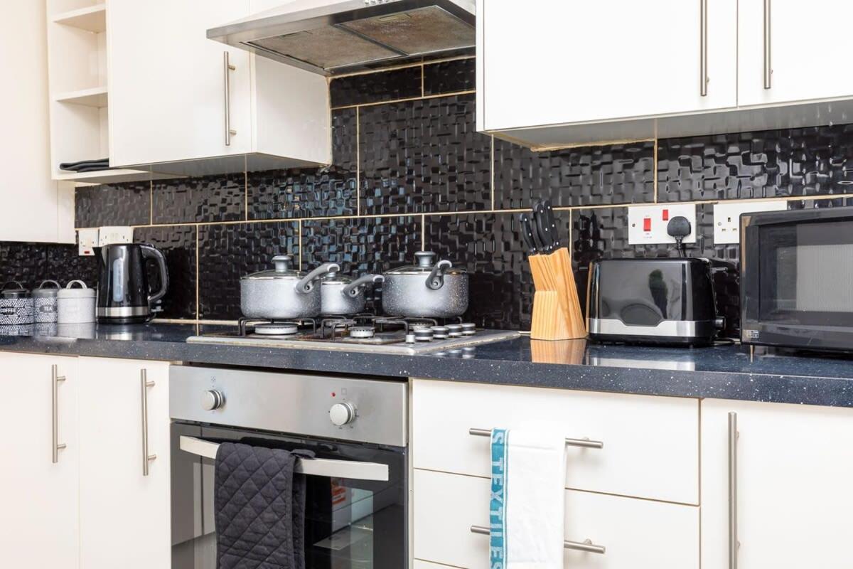 Villa 19A The Broadwalk - Cozy 1Br In The Heart Of Crawley Near Gatwick Airport Great For Contractors And Flight Crew Students Exterior foto